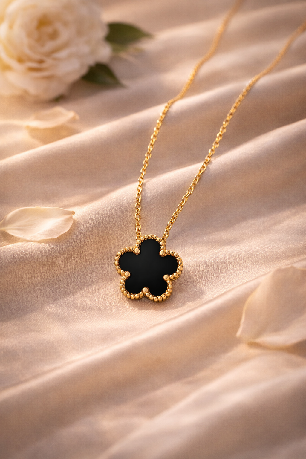 Collar Flor Lucea™ – Acabado Oro 18K