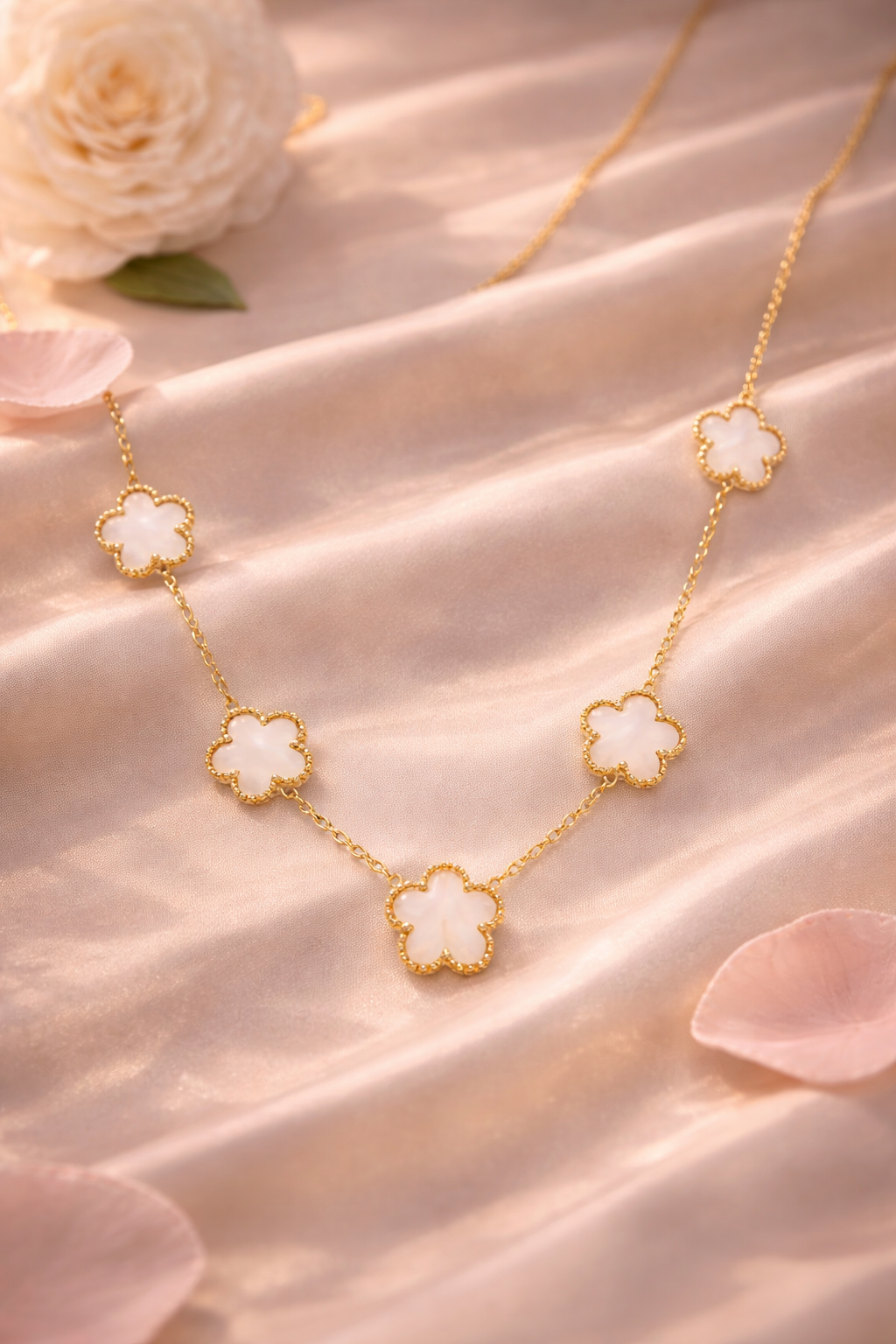 Collar Flor Lucea™ – Acabado Oro 18K