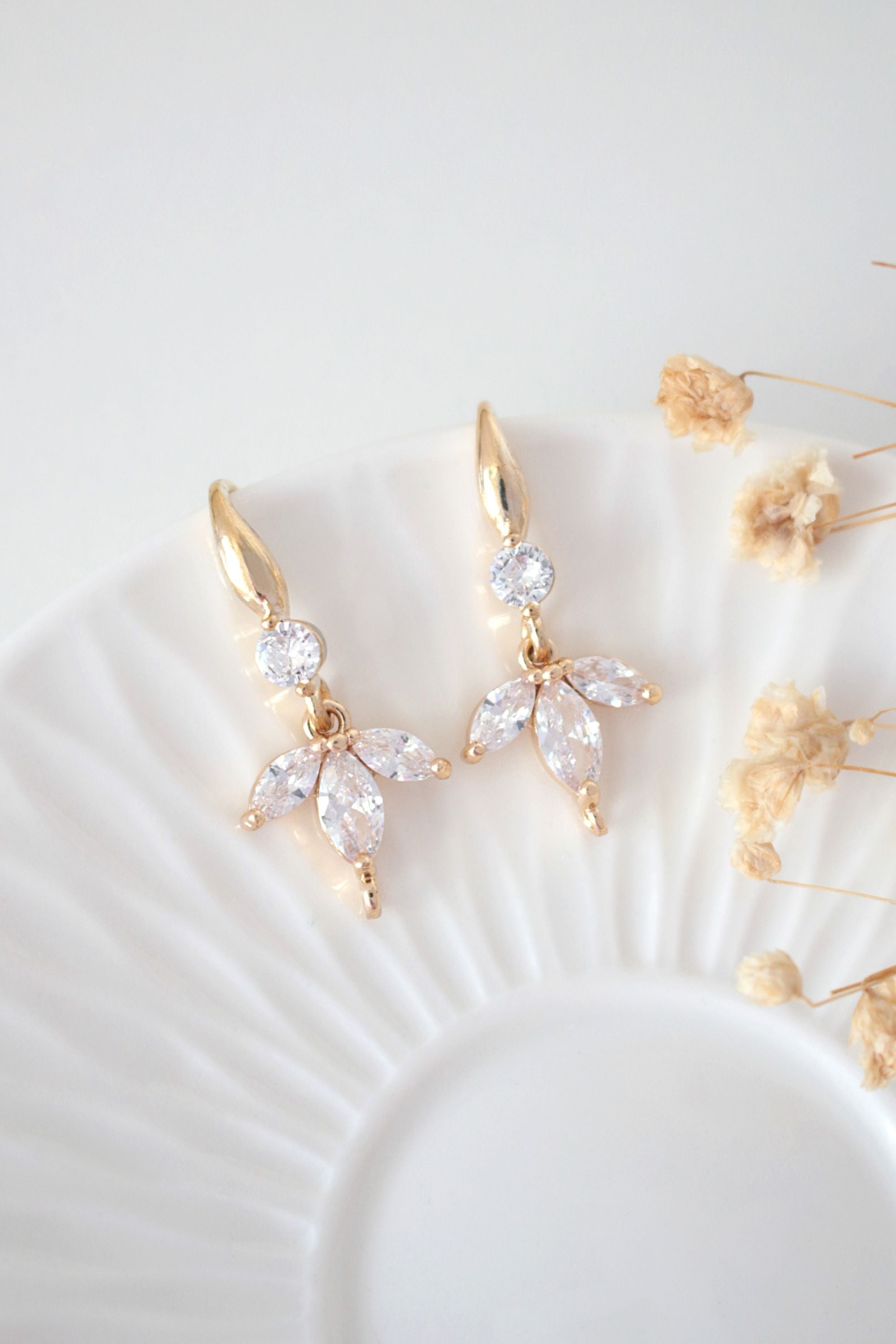 Pendientes Flor Bloom con Circonita – Oro 24K | Lucea