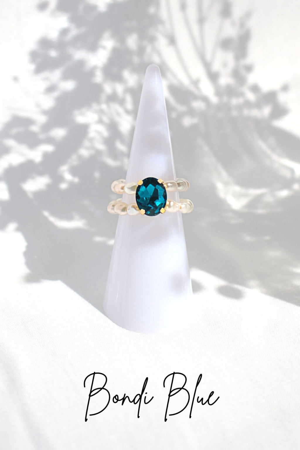 Anillo de Perlas con Circonita Azul – Ajustable