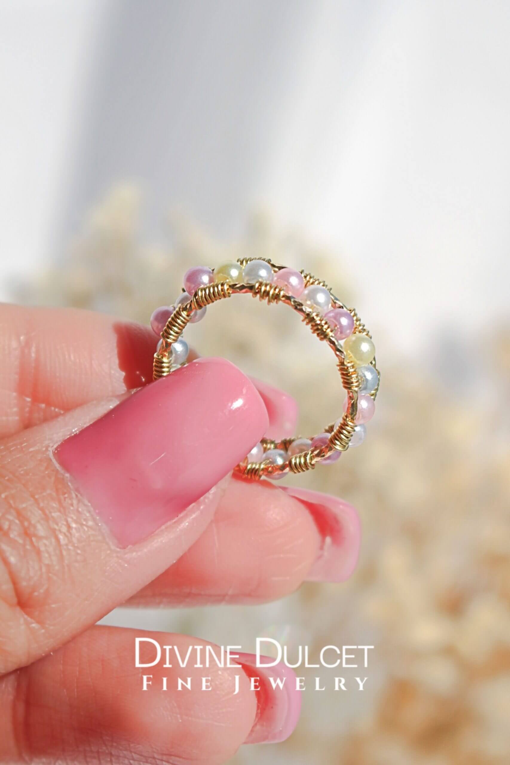Anillo Banda Pastel de Perlas – Oro 18K