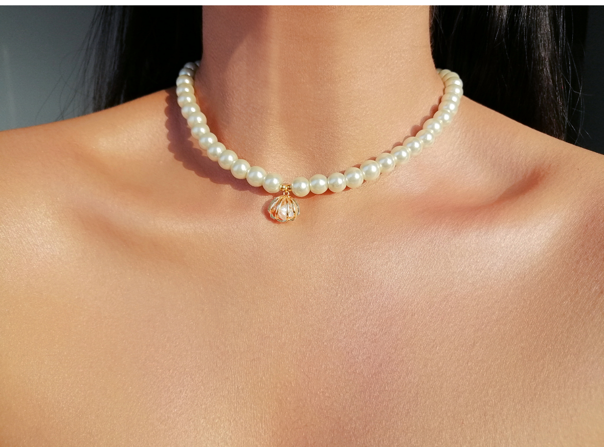 Collar Choker de Perlas con Concha – Oro 24K