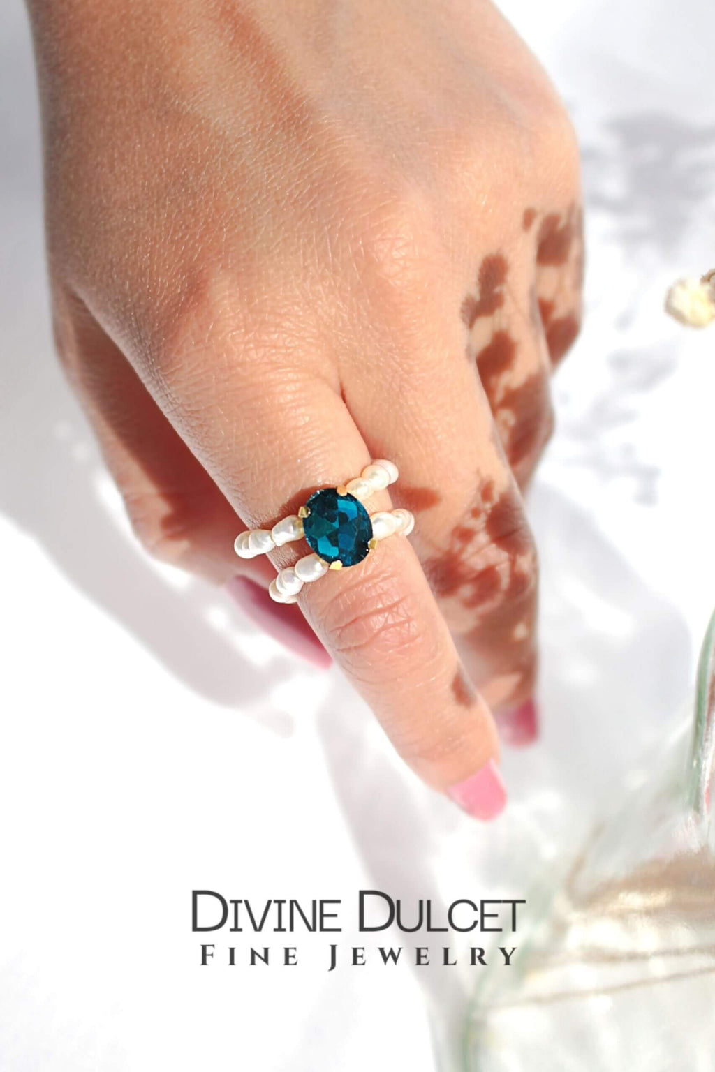 Anillo de Perlas con Circonita Azul – Ajustable