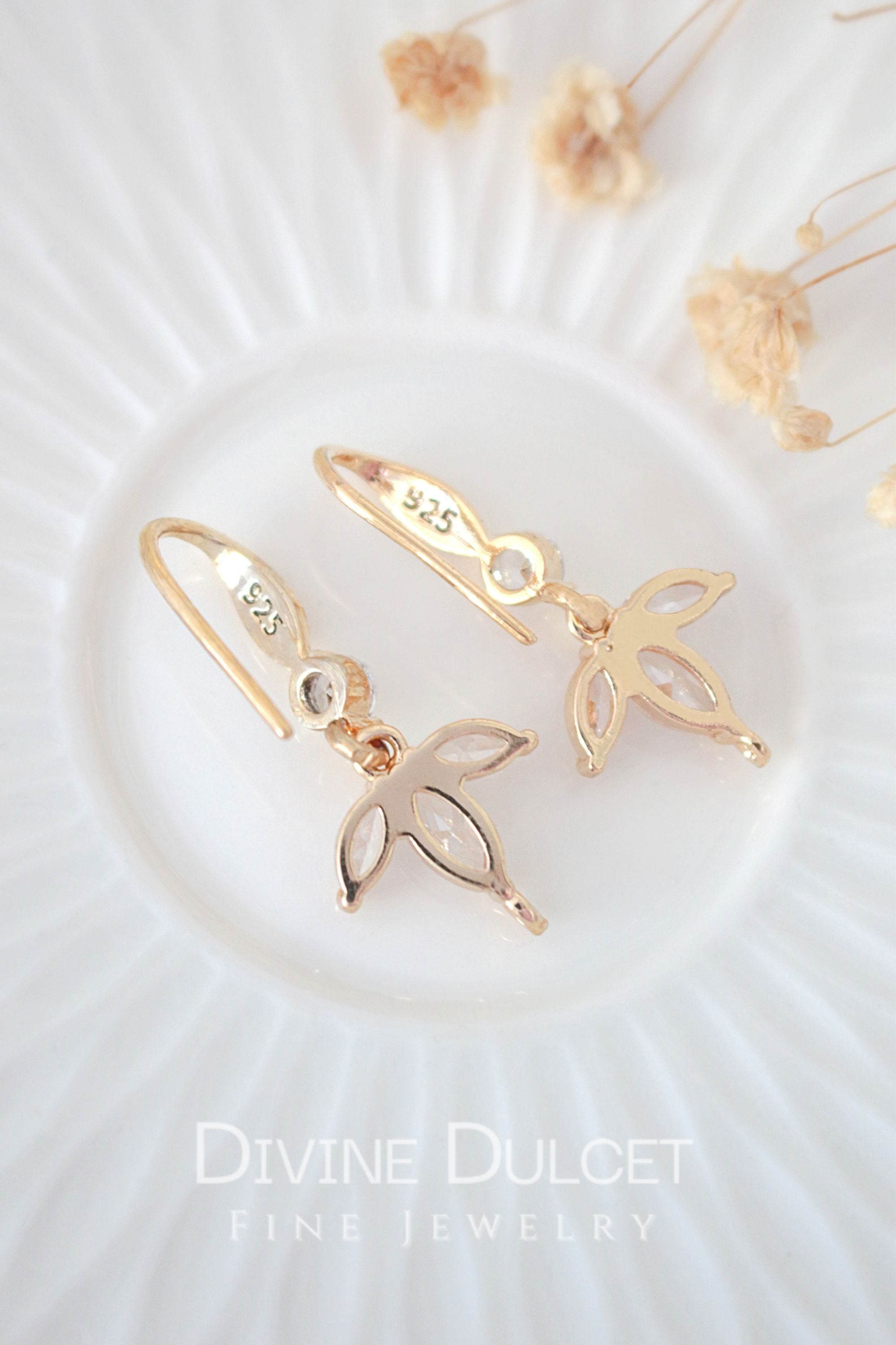 Pendientes Flor Bloom con Circonita – Oro 24K | Lucea