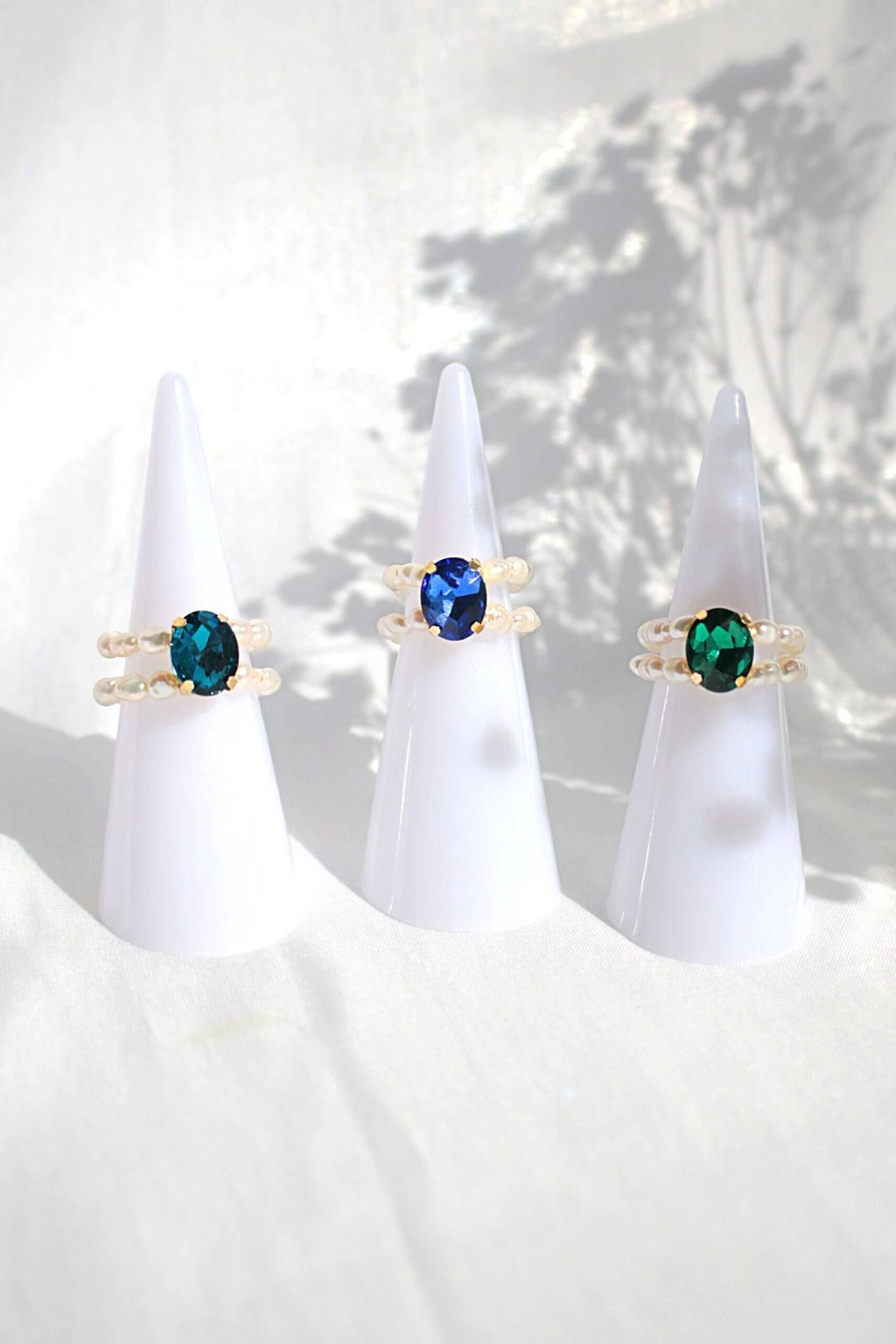 Anillo de Perlas con Circonita Azul – Ajustable