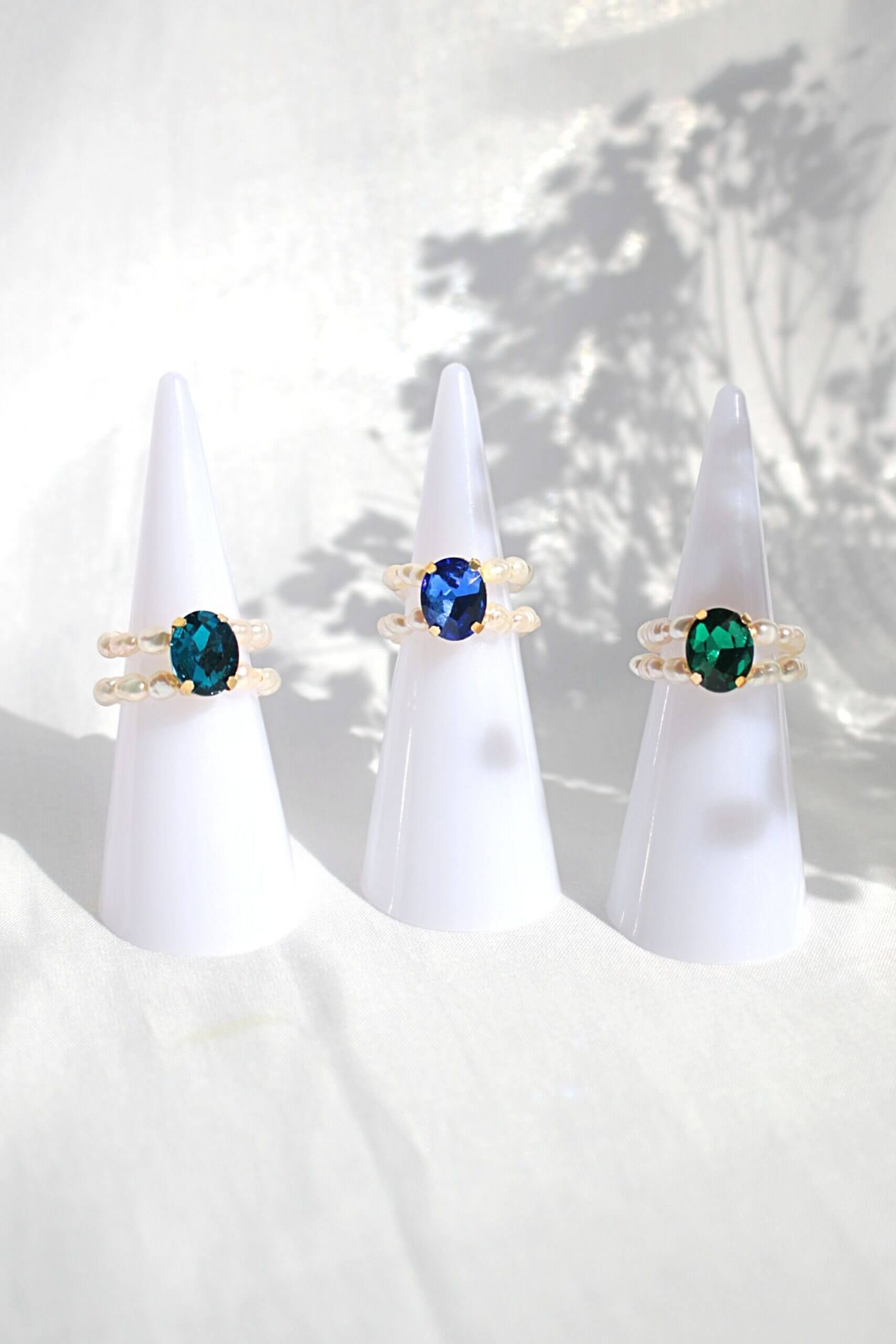Anillo de Perlas con Circonita Azul – Ajustable