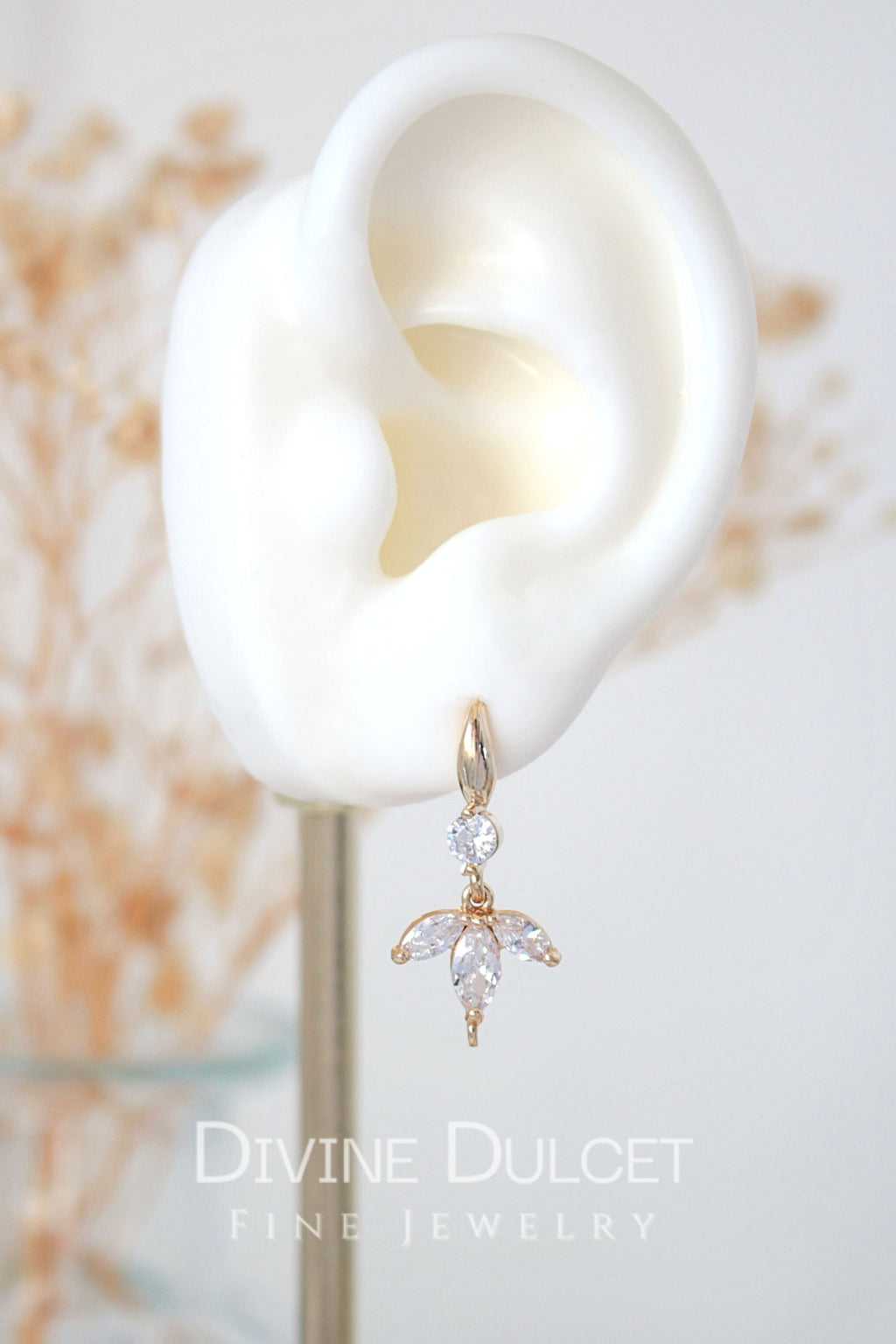 Pendientes Flor Bloom con Circonita – Oro 24K | Lucea